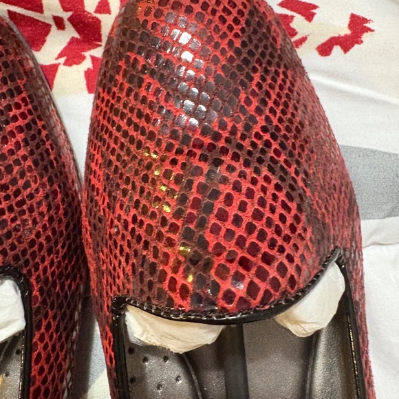 R by Trotters Tosha Red Snakeskin Loafer Flats Women's Size 9W Slip On New - Picture 5 of 10
